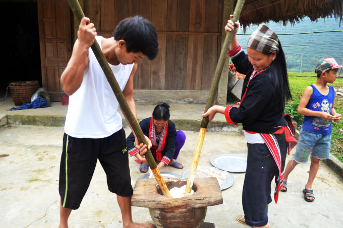 Đối với đồng bào người Dao, trên bàn thờ bắt buộc phải có bánh giày.