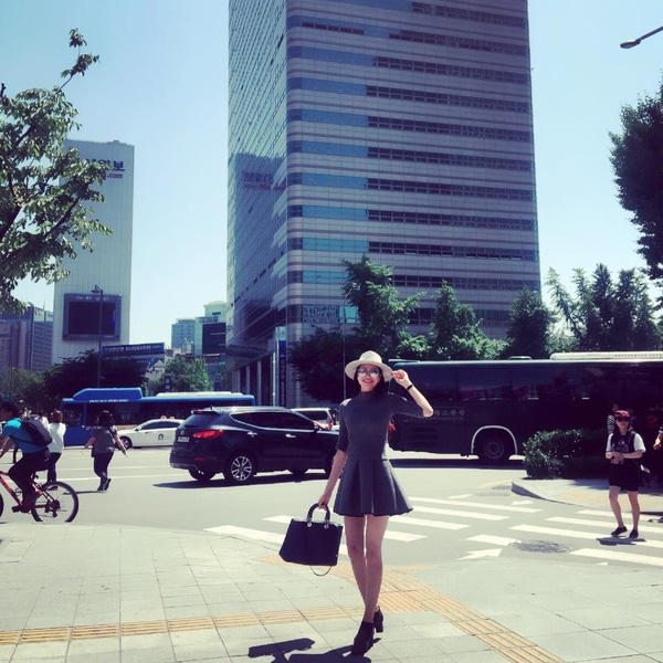 Bên cạnh đó, cô còn có một gu thời trang tinh tế và thu hút. Ảnh: internet.