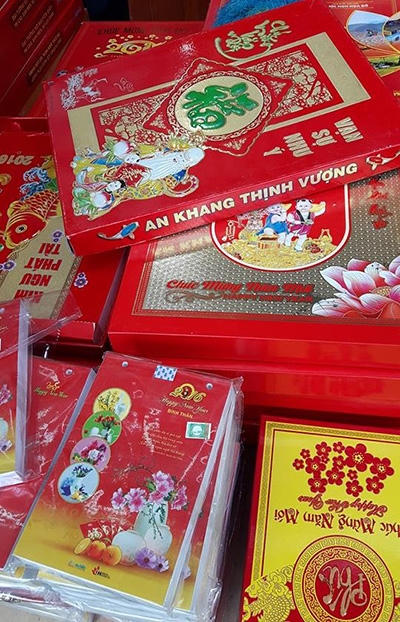 Có nhiều loại bìa lịch in nổi hình ảnh con giáp của năm rất đẹp mắt