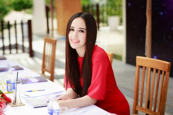 Mai Phương Thúy tăng cân và tròn trịa trông thấy trên ghế giám khảo Hoa hậu Hoàn vũ Việt Nam
