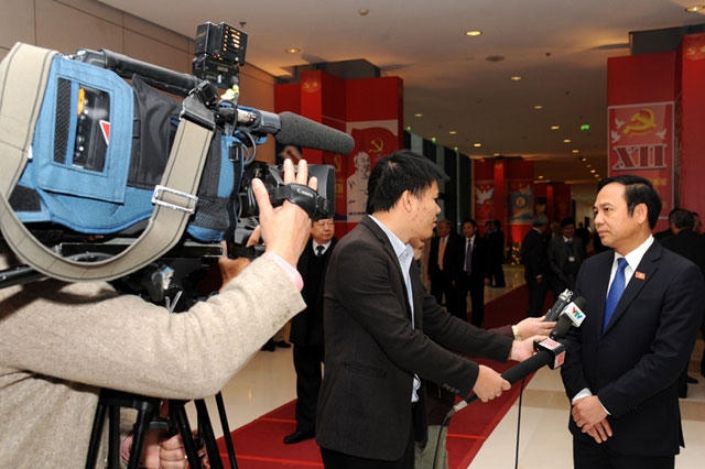 Phóng viên Đài Truyền hình Việt Nam phỏng vấn các đại biểu tham dự Đại hội.