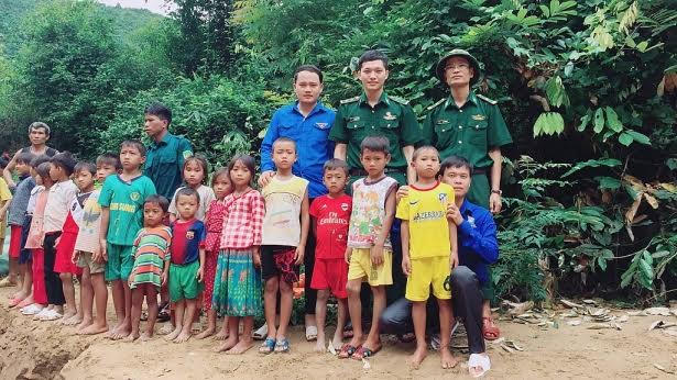 Màu xanh áo lính và màu xanh tình nguyện cùng nâng bước cho các em học sinh đến trường.