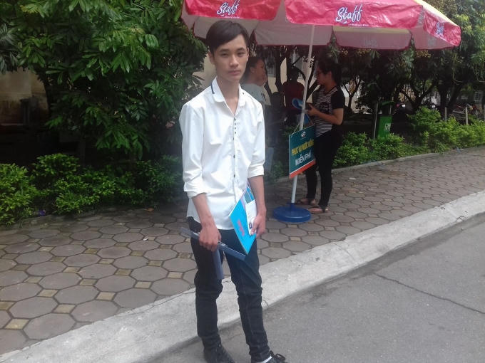 Em Vũ Tiến Việt trường THPT Tùng Thiện nhận xét: "Đề thi năm nay "dễ thở" hơn so với những năm khác. Nhưng dù vậy em vẫn có 1 câu không làm được. Em cũng thấy lo lắng đôi chút, vì bài thi không được như mong đợi của em".