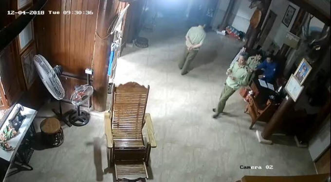 Hình ảnh nhóm cán bộ QLTT tại nhà thầy lang.