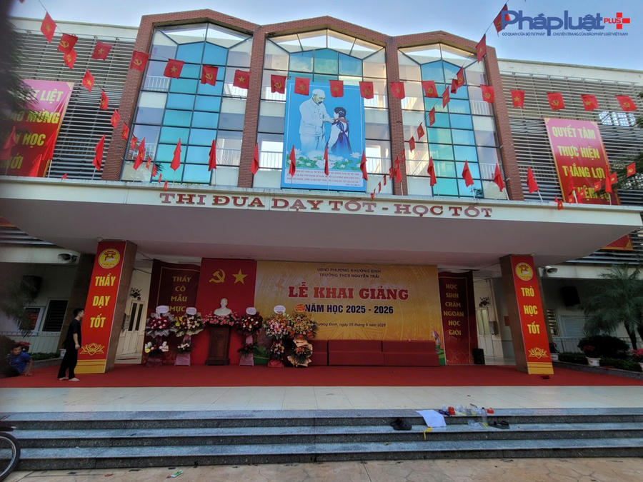 Toàn cảnh bục diễn ra Lễ Khai giảng của trường THCS Nguyễn Trãi, vẫn đang được hoàn thiện.