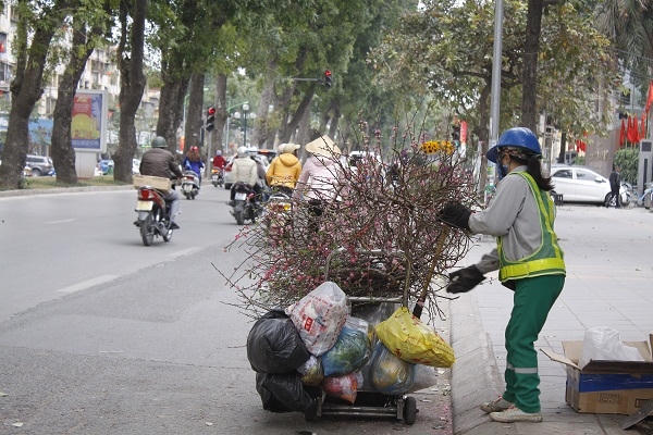 Những lao công rất vất vả dọn rác trong những ngày này.