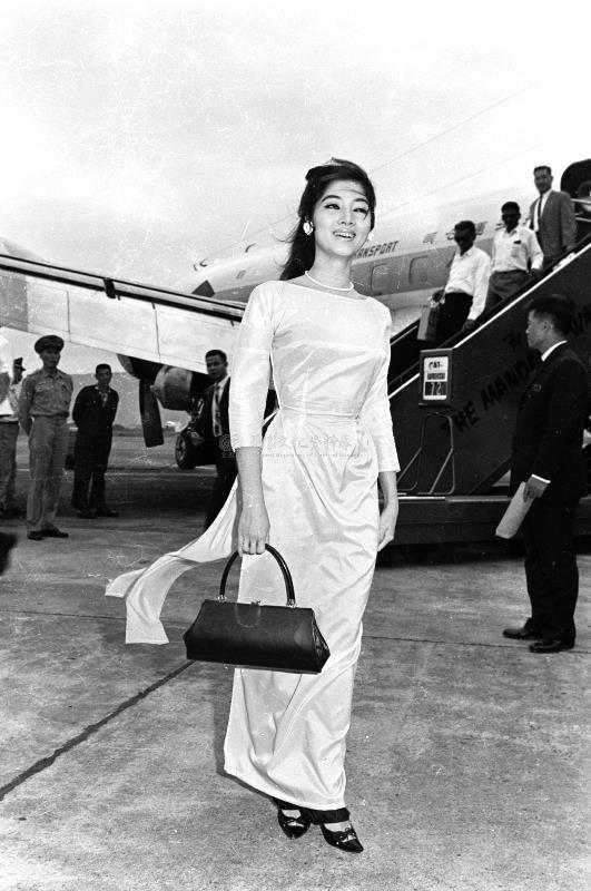 Ảnh chụp Thẩm Thúy hằng tại sân bay trong một lần bà đi lưu diễn.