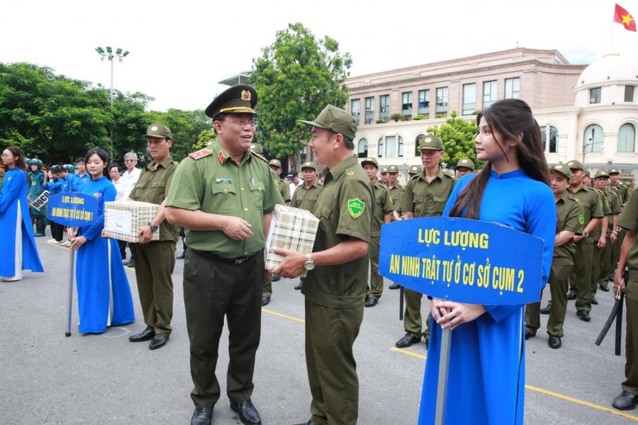 Trung tướng Nguyễn Hải Trung, Giám đốc CATP tặng quà lực lượng an ninh trật tự ở cơ sở.