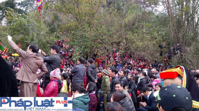 Đông đảo du khách đến tham dự lễ hội. Ảnh HN.