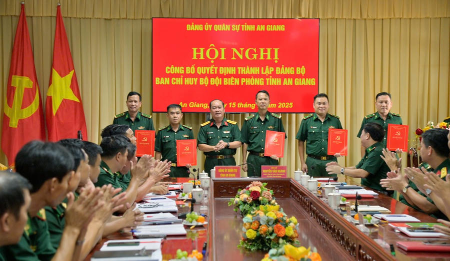 Đại tá Nguyễn Văn Ngành trao quyết định chỉ định Uỷ ban Kiểm tra Đảng ủy Ban Chỉ huy Bộ đội Biên phòng tỉnh An Giang
