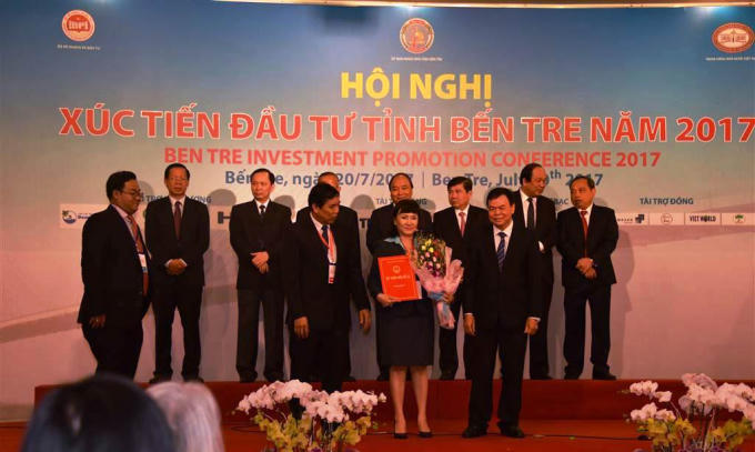 Trao giấy chứng nhận đầu tư cho các doanh nghiệp hợp tác đầu tư với tỉnh Bến Tre.