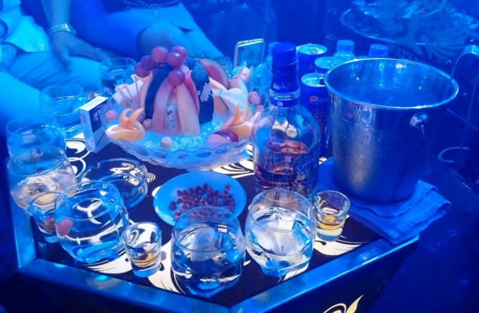Nhiều loại rượu mạnh được bar phục vụ để tăng độ “phê” cho dân chơi.