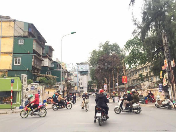 Con đường vào ngõ số 10 Tôn  Thất Tùng.