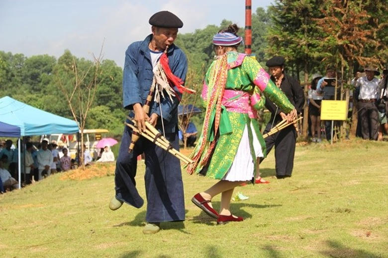1000-nghe-nhan-dien-vien-trinh-dien-nghe-thuat-khen-mong-160859314