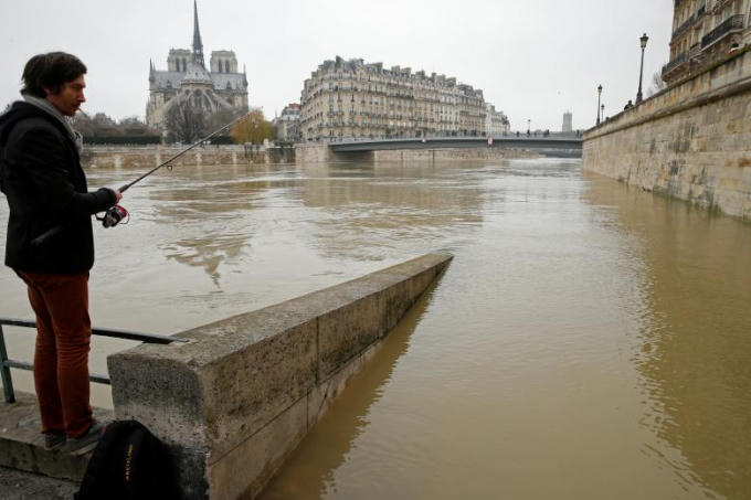 Tất cả giao thông đường thủy qua Paris phải ngừng hoạt động do các tàu thuyền không thể đi qua dưới cầu trong khi một số dịch vụ giao thông công cộng bị gián đoạn.
