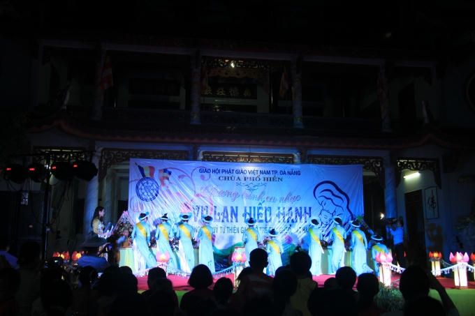 Các nghi lễ nghi lễ long trọng, trang nghiêm trong đêm nhạc.