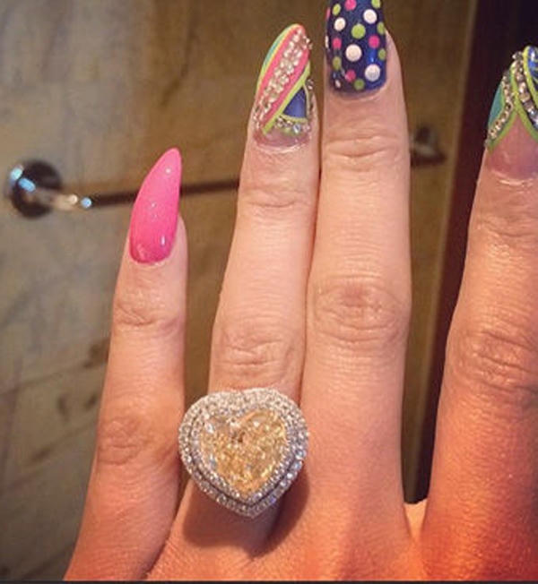 Chiếc nhẫn đầu tiên Nicki nhận được từ bạn trai. Ảnh: Internet