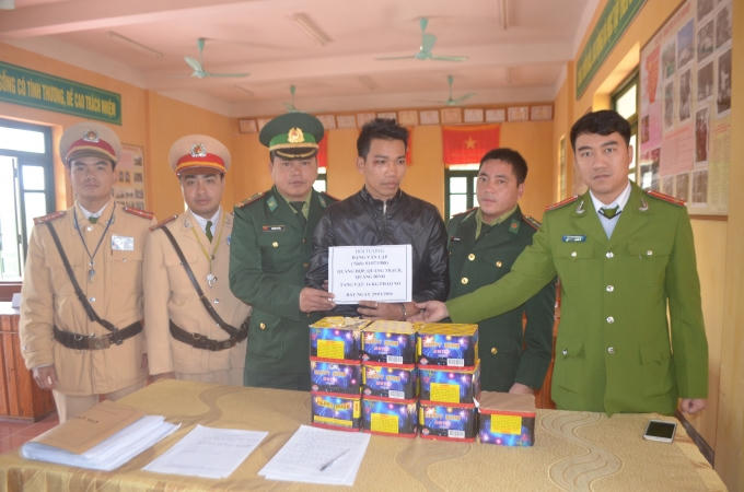 Đặng Văn Lập dùng xe máy vận chuyển pháo liên tỉnh bị cơ quan chức năng bắt giữ.