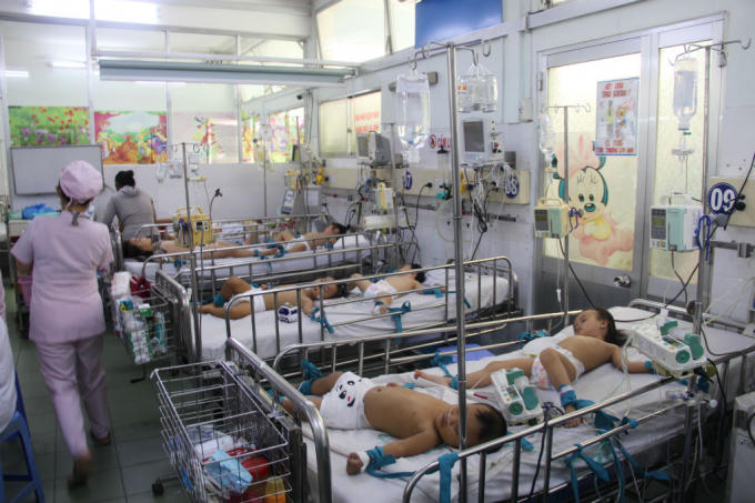 Căn phòng cấp cứu ở khoa Nhiễm – thần kinh chen kín các giường bệnh, chỉ còn lối đi nhỏ cho nhân viên y tế, thân nhân bệnh nhi qua lại.