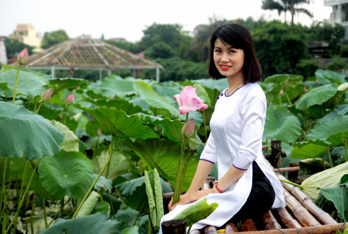Thiếu nữ xinh tươi tạo dáng giữa đầm sen.