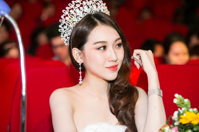 Hoa hậu Ho&agrave;ng Kim xuất hiện rạng rỡ, lần đầu l&agrave;m gi&aacute;m khảo tại cuộc thi nhan sắc