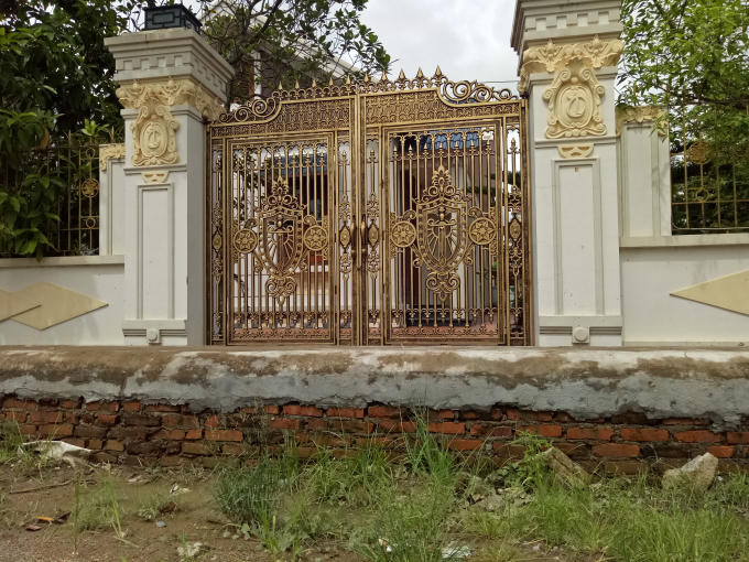 Nhiều cánh cổng không thể mở vì vướng rãnh thoát nước