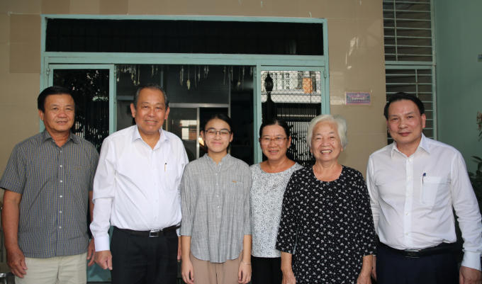 Phó Thủ tướng Thường trực Trương Hòa Bình đến thăm bà Lê Thị Hạnh - vợ Nhà văn, liệt sĩ Lê Vĩnh Hòa. Ảnh: VGP/Mạnh Hùng