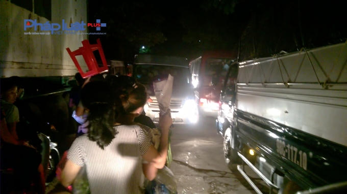 Ngay phía bên ngoài, thường xuyên xảy ra tình trạng ùn tắc, xe ô tô rất khó để vào được, do đó nhiều khách hành hương phải lựa chọn xe ôm để đi vào.
