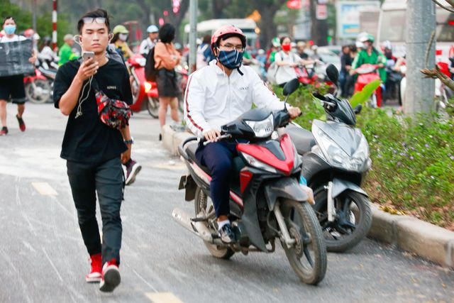 Hành vi này đang gây tâm lý bất an của những người đi bộ.
