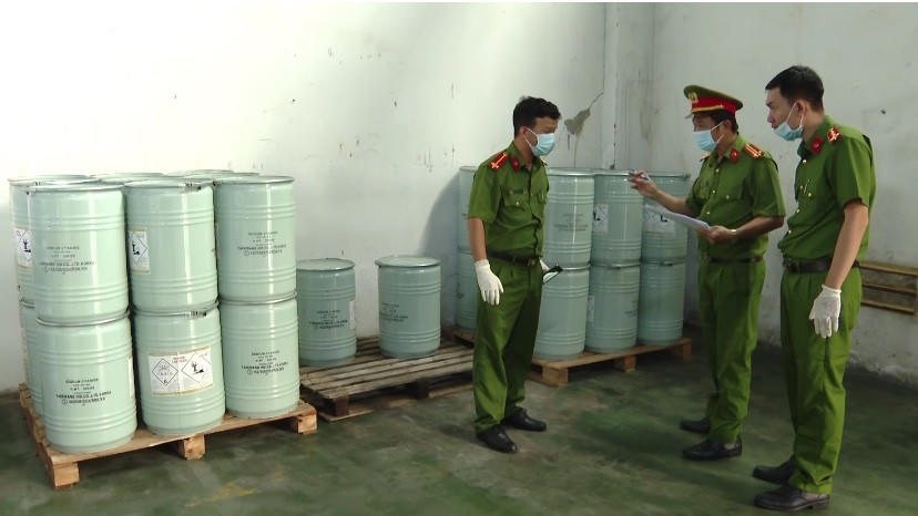 Công an khám xét các địa điểm, kho kinh doanh hóa chất độc hại, nguy hiểm (Ảnh: Công an TP HCM).