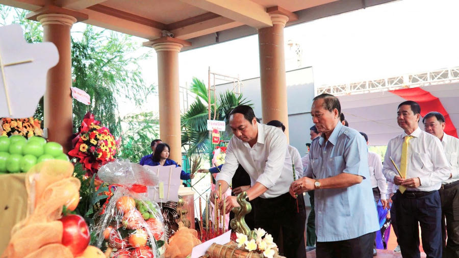 Lãnh đạo tỉnh dâng hương Anh hùng Lực lượng vũ trang nhân dân Phan Thị Ràng