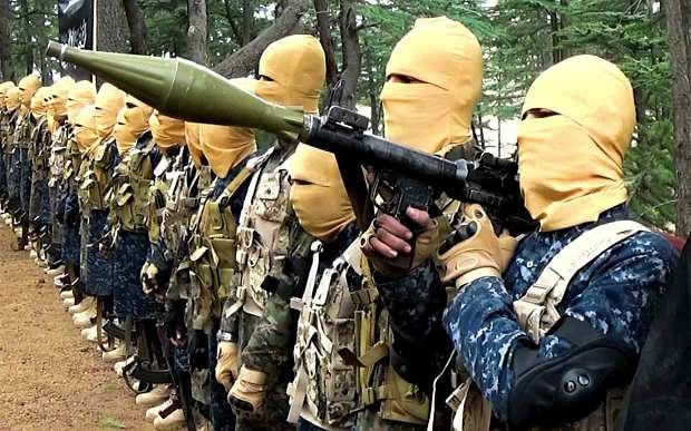 Tân chiến binh cầm súng ngắn và súng phóng lựu. (Ảnh:longwarjournal)