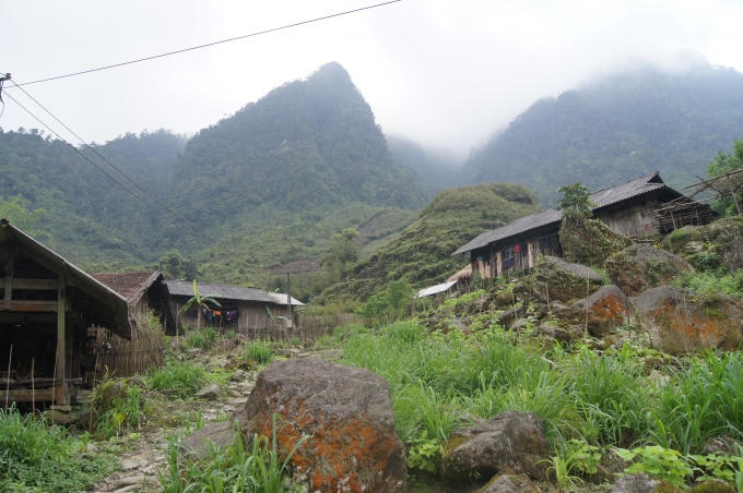 Bản Cán Hồ nằm chênh vênh giữa núi và sương.