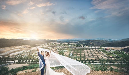 Hình ảnh cưới của anh Đào Văn Tấn và chị Nguyễn Thị Hải Anh tại nghĩa trang. Ảnh: Ma Loan.