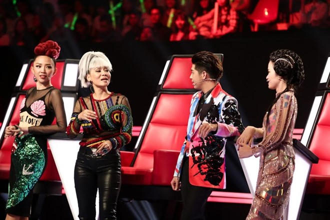 Thể hiện của 3 HLV trẻ tại The Voice 2017 chưa khiến khán giả hài lòng. Ảnh: Windy.