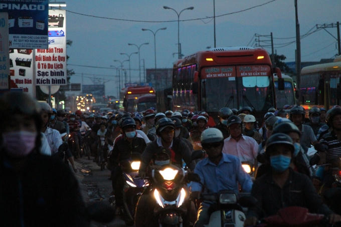 Tình trạng kẹt xe tại cửa ngõ phía Tây kéo dài đến chiều tối.