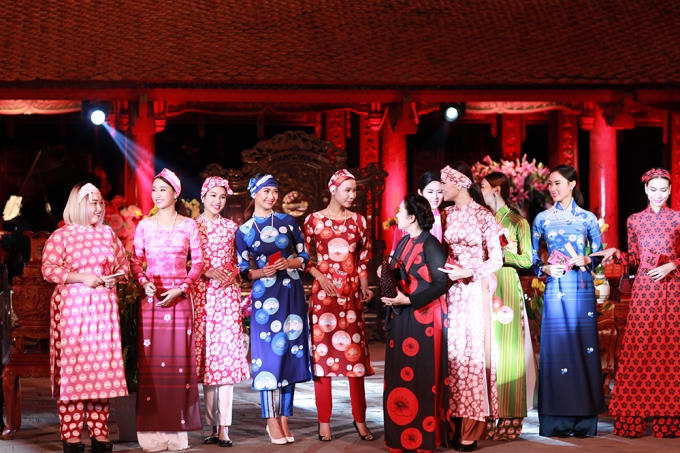 NSƯT Thanh Loan cùng dàn người mẫu biểu diễn cho bộ sưu tập áo dài "Hoa đào"