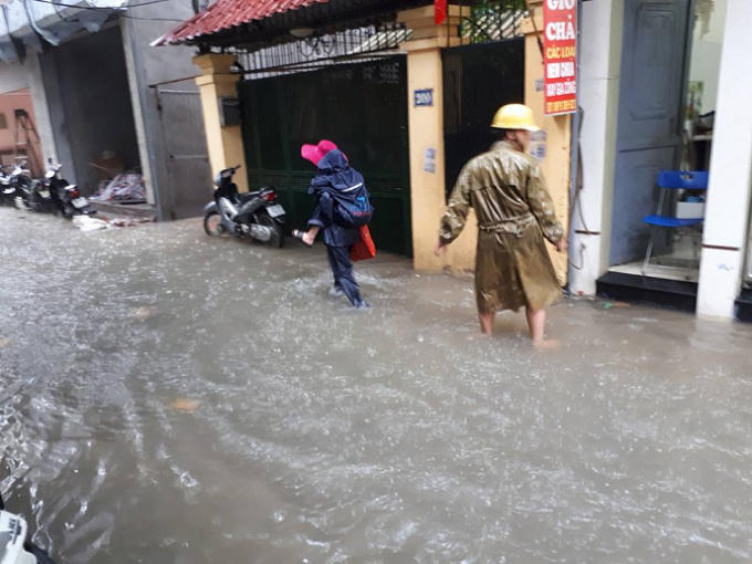 Hà Nội: Mưa lớn nhiều tuyến phố chìm trong biển nước