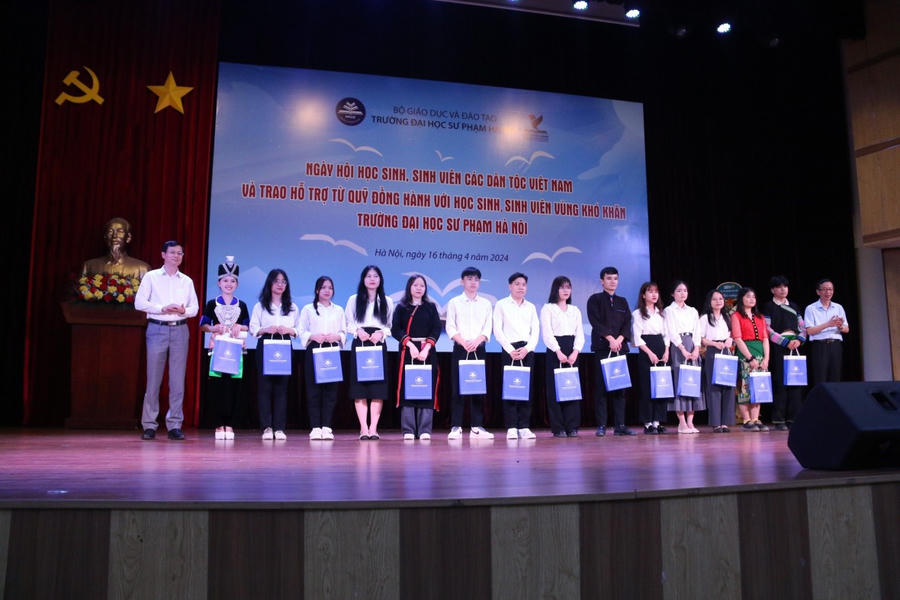 Lãnh đạo trường Đại học Sư phạm Hà Nội trao hỗ trợ từ Quỹ Đồng hành với học sinh, sinh viên vùng khó khăn.