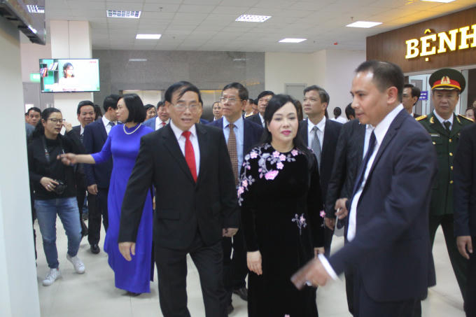 Học viện Y - Dược học cổ truyền Việt Nam tổ chức khánh thành, đưa vào hoạt động Bệnh viện Tuệ Tĩnh với 100 giường. Trong ảnh: Bộ trưởng Bộ Y tế Nguyễn Thị Kim Tiến cùng các lãnh đạo, giám đốc Học viện đi tham quan Bệnh viện Tuệ Tĩnh.