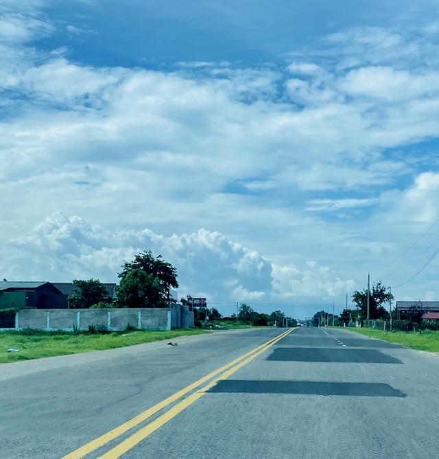 Chí chít vết vá trên mặt đường tuyến tránh quốc lộ 55.