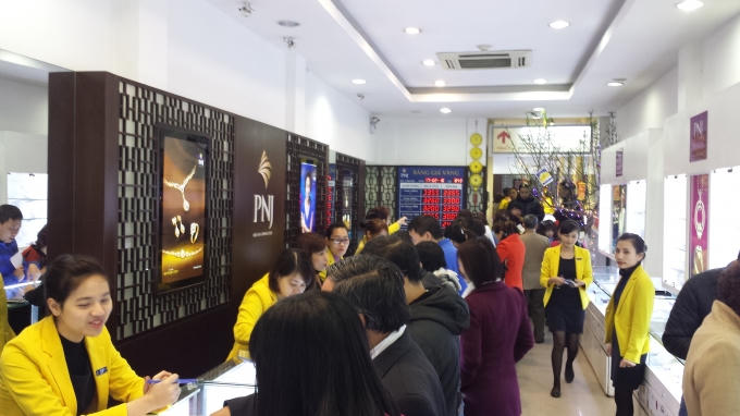 Khách hàng tin tưởng chọn lựa sản phẩm của Công ty Cổ phần Vàng Bạc Đá quý Phú Nhuận.