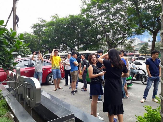 Nhiều người dân ở Tòa nhà 18 Tam Trinh nháo nhào khi xảy ra rung lắc. Ảnh: Linh Mon