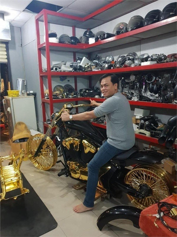 Xe ô tô và xa máy cũng được vị đại gia này mạ bằng vàng
