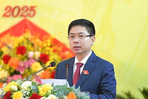 Ông Trương Quốc Huy, Bí thư Tỉnh ủy, Trưởng Đoàn đại biểu Quốc hội tỉnh, Bí thư Đảng ủy Quân sự tỉnh Ninh Bình, phát biểu tại Đại hội.
