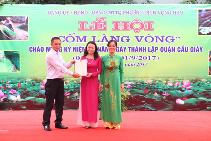 Buổi lễ trao giấy chứng nhận Đăng ký nhãn hiệu cho Hội nông dân phường Dịch Vọng Hậu với thương hiệu cốm Làng Vòng danh tiếng.