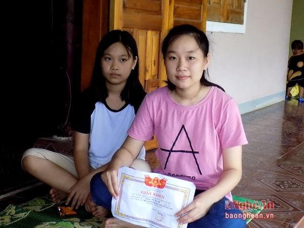 Phạm Thị Trà My (phải). Ảnh: Báo Nghệ An
