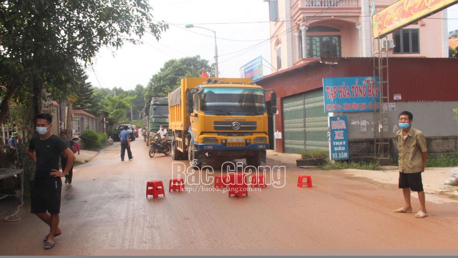 Sáng 6/9, người dân thôn Tân Sơn lập "hàng rào" ghế chặn xe chở đất.