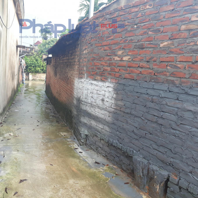 Công trình tường vi phạm hành lang đường Tây Phương.