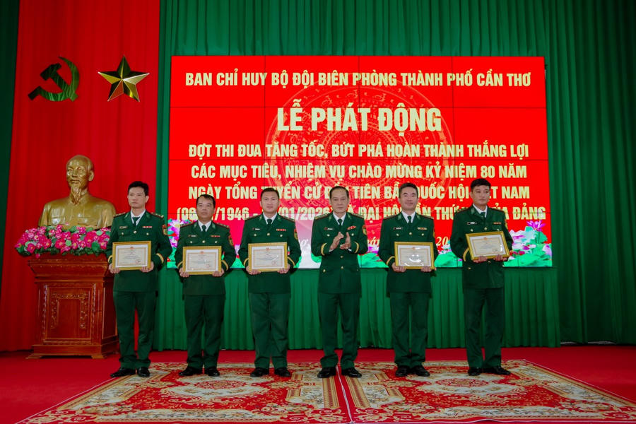 Các tập thể và cá nhân có thành tích tiêu biểu trong thực hiện nhiệm vụ diễn tập khu vực phòng thủ năm 2025